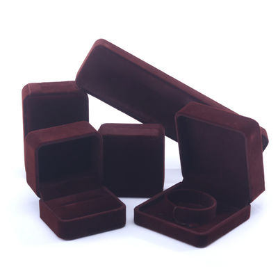 China Herstellung Großhandel High-End Handgefertigte Halskette Ring Box Schmuck Verpackung Custom Logo Luxus Quadrat Suede Samt Braun Schmuck Box
