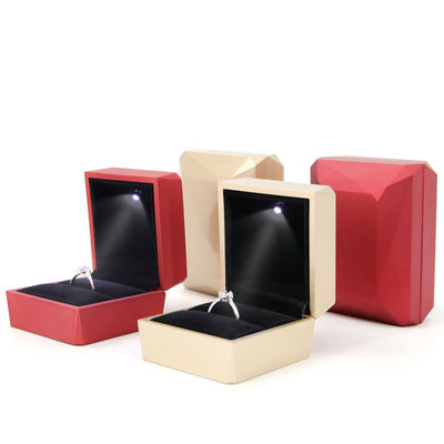 Hanhong Luxury Ring Box Custom Logo PU Kunststoff Weiß Schmuck Lagerbox mit LED-Licht