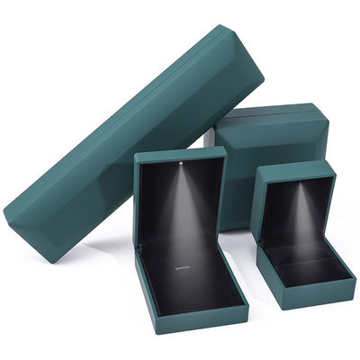 kaufen Schmuckverpackung Custom Logo Grün LED Licht Samtbox für Ringe Armbänder Halsketten online manufacture
