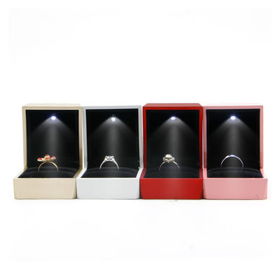 Hanhong Luxury Ring Box Custom Logo PU Kunststoff Weiß Schmuck Lagerbox mit LED-Licht