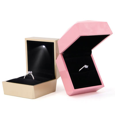 Custom Logo PU Kunststoff Gold Schmuck Verpackungskiste mit LED Licht Schmuckverpackung