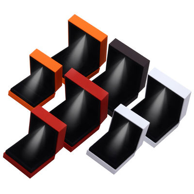 9*9*3.5cm Schmuckschachtel-Organisator mit Logo gebackene lackierte schwarze LED-Ringbox