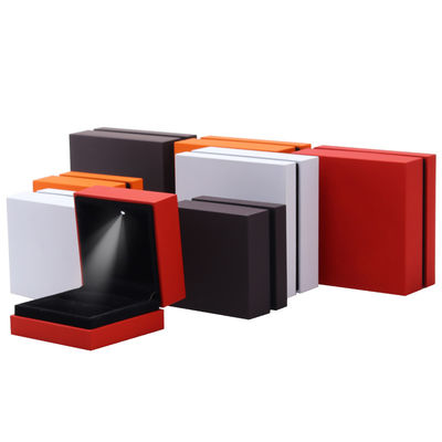 9*9*3.5cm Schmuckschachtel-Organisator mit Logo gebackene lackierte schwarze LED-Ringbox