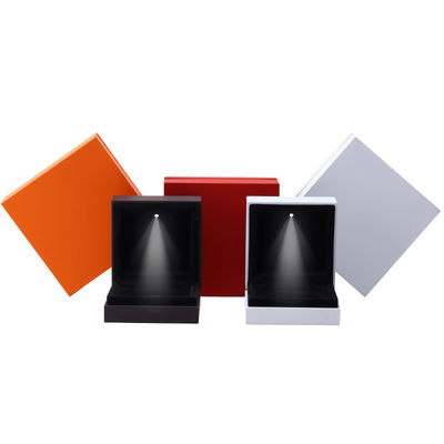 9*9*3.5cm Schmuckschachtel-Organisator mit Logo gebackene lackierte schwarze LED-Ringbox