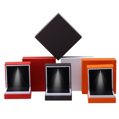 Endschmuck Verpackungskiste Backfarbe Handwerk Weiße Kante LED Ring Schmuckschachtel 9*9*3.5cm