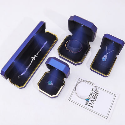 Anpassbar exquisite Matte Schmuckverpackung Box Weiches Samt Interieur mit LED-Licht