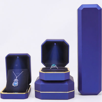 Anpassbar exquisite Matte Schmuckverpackung Box Weiches Samt Interieur mit LED-Licht
