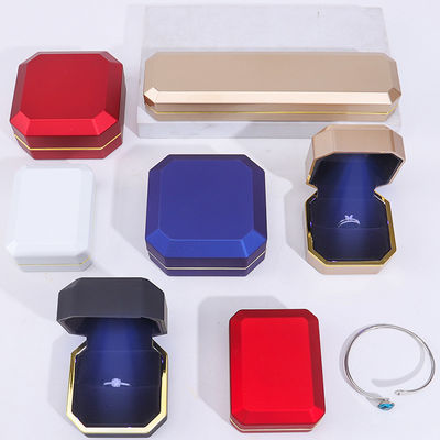 kaufen Anpassbar exquisite Matte Schmuckverpackung Box Weiches Samt Interieur mit LED-Licht online manufacture