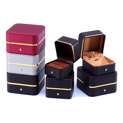 Schmuck aus Leder für Ohrringe, Halsketten und Ringe
