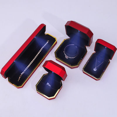 Anpassbare, hochwertige, handgefertigte, rote achteckige LED-Schmuckschatulle mit goldenem Rand