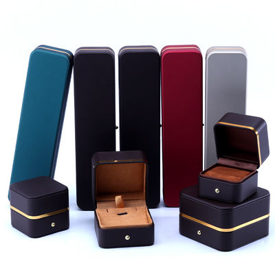 Schmuck aus Leder für Ohrringe, Halsketten und Ringe