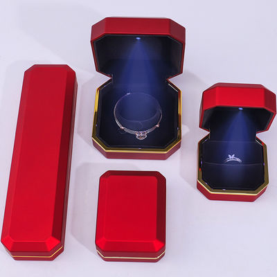 Anpassbare, hochwertige, handgefertigte, rote achteckige LED-Schmuckschatulle mit goldenem Rand