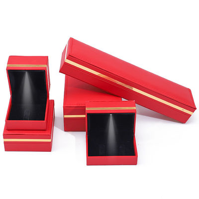 Neueste Han-Hong-Armband mit grauen Ohrringen und rotem Schmuckkasten