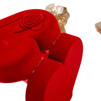Samtschmuck-Kiste für roten Liebesring Halskette und Stud Ohrringe