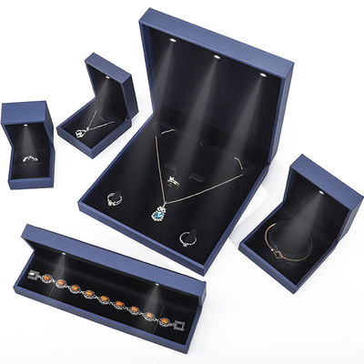 kaufen High-End gebürstetes Getreide LED Schmuckkasten, PU-Lederringkasten mit Licht im Inneren online manufacture