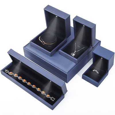 High-End gebürstetes Getreide LED Schmuckkasten, PU-Lederringkasten mit Licht im Inneren