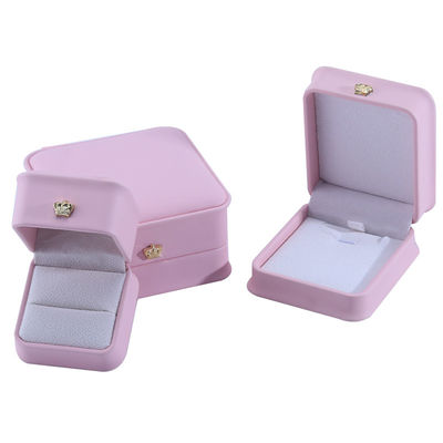 Pink Stud Ohrringe Armband Halskette Ring Schmuckkasten mit individueller Größe PU Leder