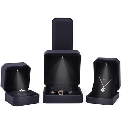 kaufen Neues Custom Logo LED Schmuck Display Box für Ringe Halsketten Armbänder und Ohrringe online manufacture