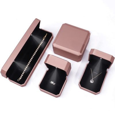 Customized LED Luxus Schmuckbox Verpackung für Ringe Halsketten Armbänder Ohrringe