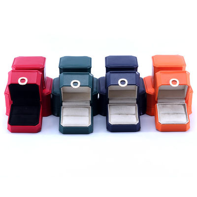 kaufen 11*11*5,5cm angepasster Farbring Design PU Leder Schmuckkasten für Halskette Armband online manufacture