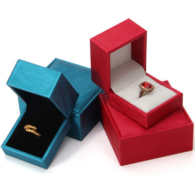 Beige ausgekleidete PU-Lederschmuckbox 2022 Schmuckpaket mit individuell bedruckter Ringbox