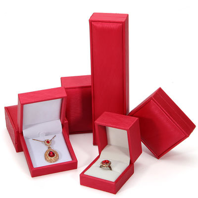 Beige ausgekleidete PU-Lederschmuckbox 2022 Schmuckpaket mit individuell bedruckter Ringbox