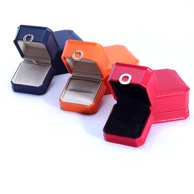 11*11*5,5cm angepasster Farbring Design PU Leder Schmuckkasten für Halskette Armband