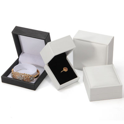 Beige ausgekleidete PU-Lederschmuckbox 2022 Schmuckpaket mit individuell bedruckter Ringbox