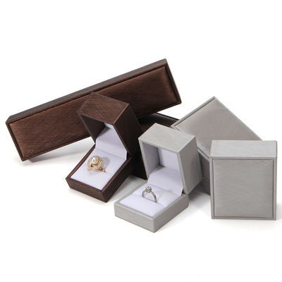 Beige ausgekleidete PU-Lederschmuckbox 2022 Schmuckpaket mit individuell bedruckter Ringbox
