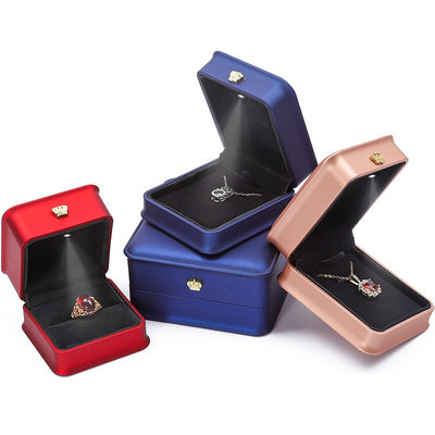 Goldene Krone LED-Licht Schmuckschachtel für Halskette Armband Ring Ohrringe Verpackung