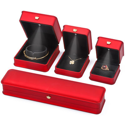 kaufen LED Licht Rot Farbe Schmuckbox Sets, Schmuckverpackungskiste Mit Custom Logo online manufacture
