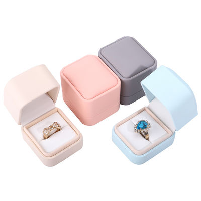 Custom Logo Schmuckpaket PU-Lederbox für Ohrringe Armbänder Halsketten und Ringe