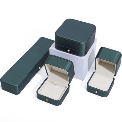 kaufen Neueste Stil Grün PU Leder Schmuck Verpackungskiste für Hochzeitshalskette Ohrringe Ring online manufacture