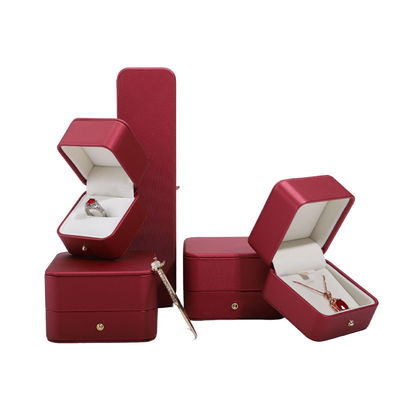 Hanhong Custom Rot PU Leder Schmuck Verpackungskiste für Hochzeitshalskette Ohrringe Ring