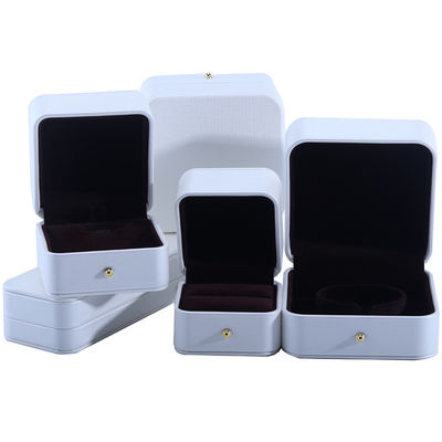 kaufen Weiße PU-Lederschmuckverpackungskiste für Hochzeitshalskette Ohrringe Ring 9,5*9,5*6cm online manufacture