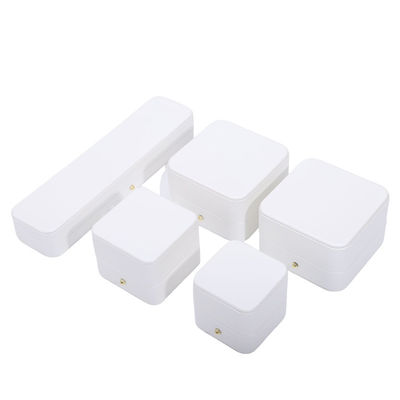 Weiße PU-Lederschmuckverpackungskiste für Hochzeitshalskette Ohrringe Ring 9,5*9,5*6cm