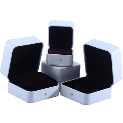 Weiße PU-Lederschmuckverpackungskiste für Hochzeitshalskette Ohrringe Ring 9,5*9,5*6cm
