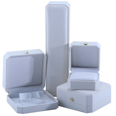 Weiße PU-Lederschmuckbox für Hanhong-Schmuckschmuck in Kronenform