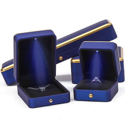 kaufen Armband Halskette Ohrringe Ring Schmuckschachtel mit umweltfreundlichem Material und LED-Licht online manufacture