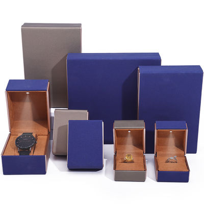 kaufen OEM-Logo Blickfangend Samt Schmuck Verpackung mit LED-Licht Soft Touch Lining online manufacture