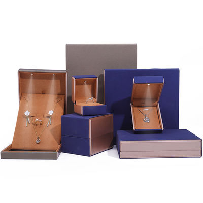 OEM-Logo Blickfangend Samt Schmuck Verpackung mit LED-Licht Soft Touch Lining