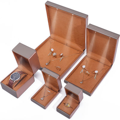OEM-Logo Blickfangend Samt Schmuck Verpackung mit LED-Licht Soft Touch Lining