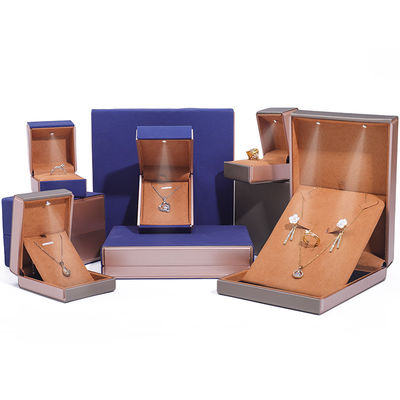 OEM-Logo Blickfangend Samt Schmuck Verpackung mit LED-Licht Soft Touch Lining