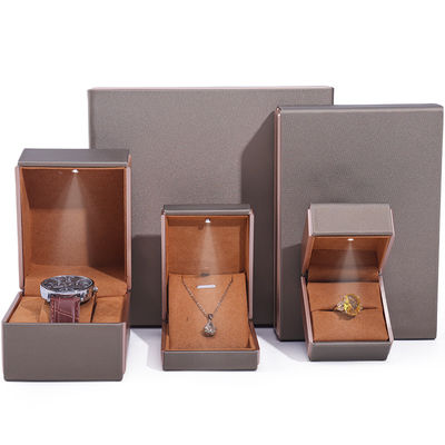 OEM-Logo Blickfangend Samt Schmuck Verpackung mit LED-Licht Soft Touch Lining