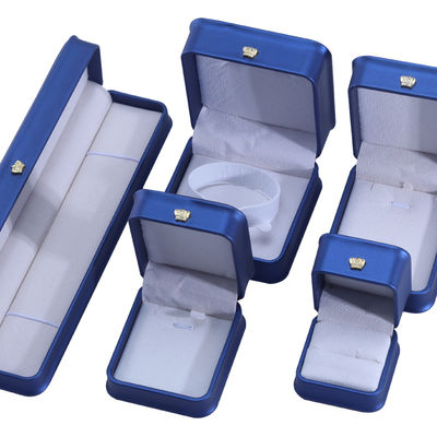 Custom Logo PU Lederkronen Design Schmuckbox Set für Blau Armband Halskette Ring