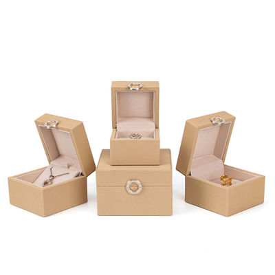 Custom Hot Stamping Logo Vierblätterklee PU Leder Schmuckbox für angepasste Größenringe