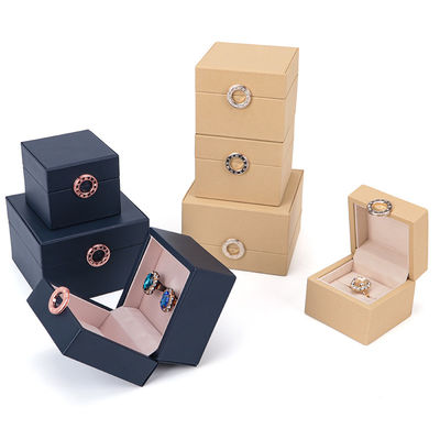 Custom Hot Stamping Logo Vierblätterklee PU Leder Schmuckbox für angepasste Größenringe