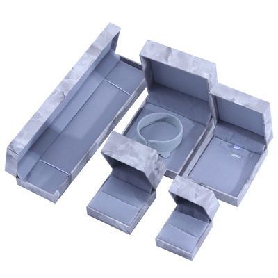 Großhandel Luxusquadrat Schmuckbox Personalisierte High-End-Schmuckkiste Halskette Armband Ohrringe Ring Schmuckset Verpackung Kartonpapier Flipmarmor Schmuckbox mit Logo