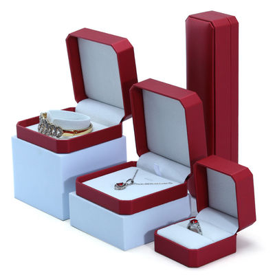 Luxus Schmuckverpackung mit handgefertigtem rotem Leder
