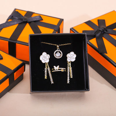 Großhandel Fertigung Hign End Schmuck Verpackung Personalisiertes Logo Luxus Halskette Armband Ohrring Ring Schmuck Set Verpackung Pappe Schmuck mit Schmetterling